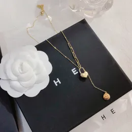 Kadın Love Kolye Kolyeleri Lüks Tasarımcı Kolye Klasik Premium Mücevher Aksesuarları Popüler Moda Markası Zarif Hediye 18k Altın Kaplama