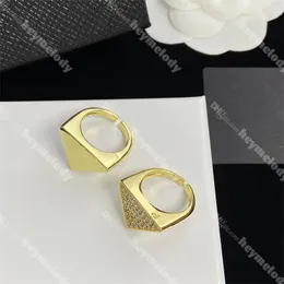 Schicke Dreieck-Diamantsteine-Ringe für Männer und Frauen, goldene Ringe, Designer-Liebes-Herrenring mit Box, Geburtstagsgeschenk für Liebhaber