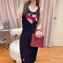 300 2023 Runway Dress Primavera Estate Dress Brand Stesso stile Impero rosa senza maniche con cinturino per spaghetti Womens Dress Fashion yiduo