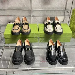 En iyi tasarımcı elbise ayakkabıları kadın platform spor ayakkabılar küçük arı mokasenler lastik siyah parlak deri tıknaz yuvarlak kafa spor ayakkabı kalın dip ayakkabı