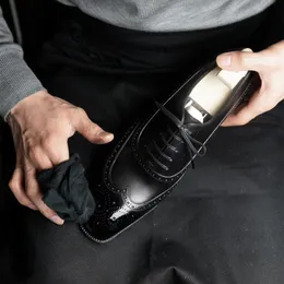 새로운 블랙 브로그 신발 스프링 가을 레이스 업 통기성 PU 가죽 사업 수제 남자 드레스 신발 무료 배송