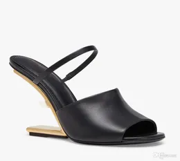 Top 23S / S Premières sandales Chaussures habillées Bracelet en cuir Escarpins à talons sculptés en forme de F Gros métal doré Remise Chaussures de plein air avec boîte