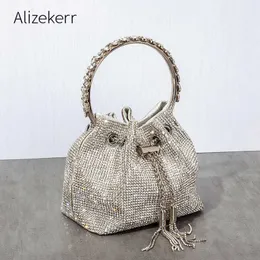 Umhängetaschen Diamanten Quaste Clutch Bag Frauen Luxus Designer Kette Metall Ring Griff Glänzende Kristall Eimer Geldbörse Braut Hochzeit 230725