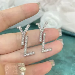 Erkek Stud Küpe şanslı zarif aile mektupları Noel sade kadın cesur buzlu rhinestone orecchini solma bayanlar lüks küpeler elmaslar zb033 f23