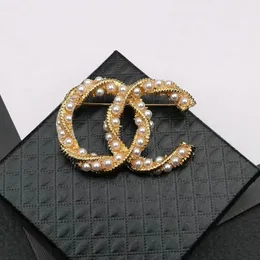 Spilla di marca di moda Designer Doppia lettera Oro Argento Spilla da donna con perla e diamanti Spilla Abbigliamento Accessori di gioielli