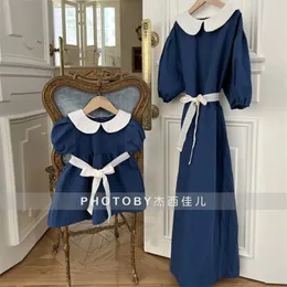 Família combina com roupas de mãe e meninas combinando vestidos para mulheres vestindo mamãe coreana e filha vestido xadrez vestuário pai-filho Summer 230316