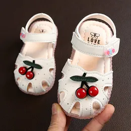 Sandálias de verão sandálias de bebê para meninas cereja fechada no dedo do pé infantil infantil kids walkers walkers bebê meninas sapatos sandálias 15-30 230316