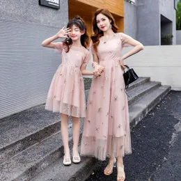 Família combina com roupas de mãe e filha vestido de vestido de verão bordado tulle midi vestidos mamãe e menina combina moda moda roupas tendências 230316