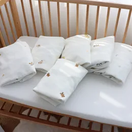 Conjuntos de cama Baby Berço de bebê Folha de waffle Urso de algodão Bordado Folha de bebê para leito de berço nascido lençóis de linho Campa de colchão 230316