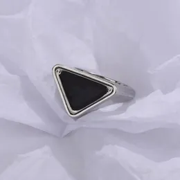 Forma del triangolo nero Delicate Designer Anello Spesso Lustroso smalto LETTERE MODULE DI LUSSO DISTINUTTO ANTOLA DI LUSCHIO RINGGIO DI INIGLIO DELL'ANELLO FASHION