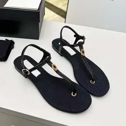 Luxury Sandals Designer Flat Heel Shoes Women T-Strap Foot Flip Flops Fashion Party Slippers Storlek 35-41 med låda