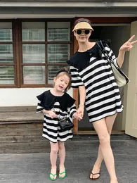 Dopasowanie rodzinnych strojów koreańska wersja odzieży dziecięcej ubrania dla rodziców-dziecko noszą spódnicę koszulki w paski matka i damskie ubrania mamusia4-6y 230316