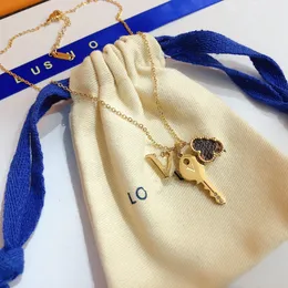 Luxury Clover Pendant Halsband Fashion 18K Gold Plated Halsband Populära varumärkes smycken Tillbehör Utsökta designgåvor för kvinnors familjepar
