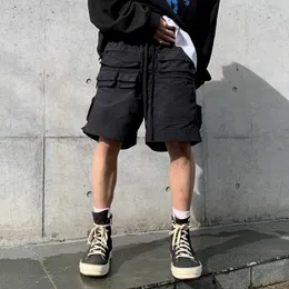 Shorts masculinos estilo vibe high street preto bockets de múltiplos bolsos de carga para homens desenham cordas retas de verão casual de tamanho grande calça g230316