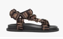 2023 Designer de moda de luxo clássico sandálias masculinas e femininas fivela de couro de metal fundo plano chinelos de praia preto espinha de peixe caixa de alça