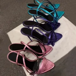 Ny färg Hänglås Utsmyckade sandaler Metalliskt läder Ankel-rem stilett Sandal Spetsiga kvällsskor 105 mm Damklack Lyx Designers Klänning skor med låda
