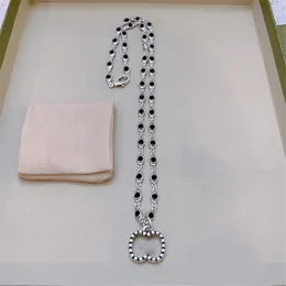 Svart vit färghänge halsband kvinnliga plattor prydnadskedja halsband dubbel bokstav geometri smycken