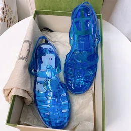 럭셔리 클래식 디자이너 여성 샌들 고무 슬리퍼 젤리 샌들 비치 플랫 캐주얼 구두 알파벳 캔디 색상 야외 로마 투명 신발