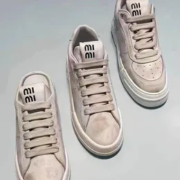 Miui Sneakers Retro Pantoffeln gebleichte Leder weiße Schuhe Frauen Dicke Bottom Skate Vintage Dirty Soft Soals 3 Stile Großhandel Miumiuss