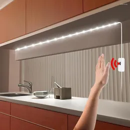 Nocne światła Smart Lampa Pir Motion Czujnik Ręczny Skanowanie LED LED USB Waterproof Waterproof Tape Sypialnia Domowa szafa kuchenna Dekor