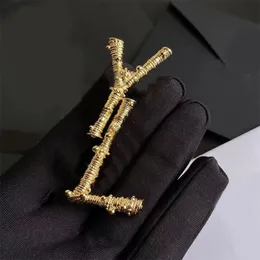 Классические медные броши дизайнерские буквы ретро -подарочные золотые булавки Женская модная брош