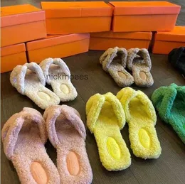 Diseñadores Mujeres zapatillas suaves de piel de lana de piel de oveja Tobogados de plantilla de peluche de lujo de lujo oran sandalias de goma Sole plana H656