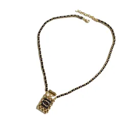 Luxus-Designer-Flaschen-Anhänger-Halsketten, Stempel-Gold-Damen-Halskette, Lederkette, vergoldetes Kupfer, Buchstaben-Anhänger-Halsketten für Damen-Schmuck, 54 cm