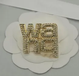 Простые бренд -дизайнерские буквы броши брушы прикрепляют женщины хрустальные таблицы страза Свадебная вечеринка Металлические ювелирные аксессуары подарок