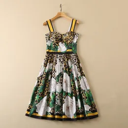 Vestido de estampa floral com estampa floral de mola no pescoço