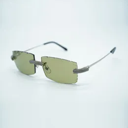 Солнцезащитные очки с микрооплачиваемыми бриллиантами.