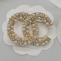 18K Gold Überzogene Buchstaben Broschen Kleine Süße Wind Frauen Luxus Marke Designer Kristall Strass Perle Pins Schmuck Geschenk
