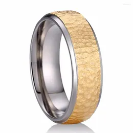 Bröllopsringar Rose Gold Color tillgänglig 7mm Pure Titanium Ring med mångfacetterad Hammer Finish Comfort Fit Male Female Band