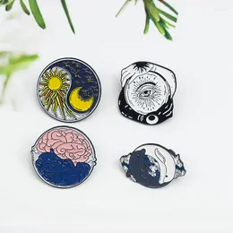 Broscher kreativa yingyang taichi brosch badge sun moon hjärna omfamning ögon delfin dans åtta diagram