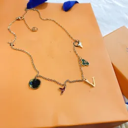 Luxur Design Flower Necklace 18K Guldpläterad rostfritt stålhalsband Chokerkedjebrev Pendant Fashion Womens Wedding Jewelry Accessories X284