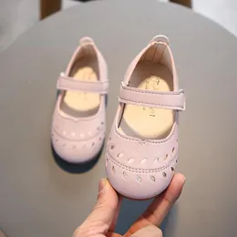Düz ayakkabılar moda nefes alabilen kesimler okul kızları 2023 bahar yaz yaprağı düz renkli prenses çocuk parti düğün sandalet
