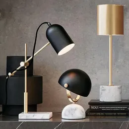 Tischlampen aus Marmor. Das Wohnzimmer ist ein Arbeitszimmer mit Schlafzimmer, Kopf, Bett, Schreibtisch und Laternen