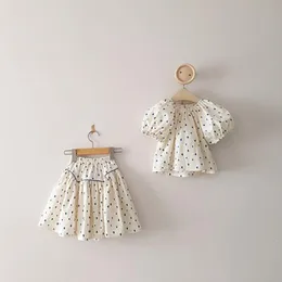 Kläder set flickor baby sommar set mode kärlek tryckt puffärmade skjortor kjolar eleganta barn barn 2 st kläder 230317