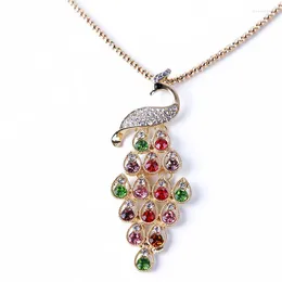 Kedjor Multicolor Crystal Rhinestone Pendant CLAVICLE CHAIN ​​NACKLACE Kvinnlig legering Pavo Delikat bankettsmycken