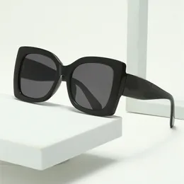 女性のための新しい四角いフレームサングラスビッグフレームファッションアイウェアデザイナーサングラスUV400夏の目の保護
