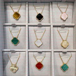 Nuevo diseñador Collares pendientes para mujer Elegante 4/Trébol de cuatro hojas medallón Collar Cadenas de gargantilla de alta calidad Joyas de diseñador 18K Chapado en oro regalo para niñas