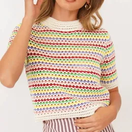 T-shirt feminina Doury 90s Rainbow Hollow Out Knitwear Mulheres Vem Camisetas Listradas de Verão Boho Beach Concobres com estilo de estojo de colheita Y2K 230320