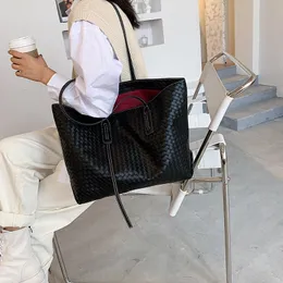 イブニングバッグのデザイナーウィーブPUレザーショルド女性2023高容量の大きなハンドバッグ旅行豪華な大きな買い物客の買い物財布嚢