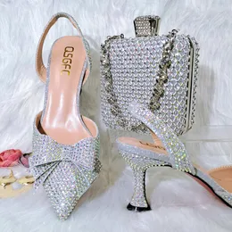 اللباس أحذية QSGFC الفضة اللون الكريستال ديكور النبيذ كعب الزجاج الكعب حزب الأحذية النيجيرية الموضة أحذية وحقيبة للحفل 230320