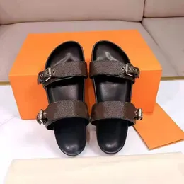 5a Chinelos de grife Sandália rasteira de verão Sexy Sapatos de plataforma de couro real Senhoras Praia Sem esforço Stylish Slides 2 tiras com