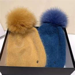 BeanieSkull Caps Inverno Vera pelliccia di coniglio Berretti lavorati a maglia per le donne Moda Solid Warm cappello con pompon in vera pelliccia Femminile cappelli spessi caldi 230321