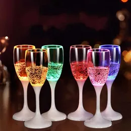Plastikowa atmosfera spożywcza Lumowalna kubek LED Wysokie szklane przyjęcie weselne nalewające wodę, która jest jasnym patentowym światłem wina