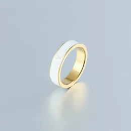 Designer ringar enkla modebrev Män och kvinnliga par ringar titanstål pläterade ring icke-blekande semestergåva lyxsmycken par ringar bröllopsringar
