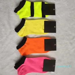Multicolor enkelsokken met cardboad tags sport cheerleaders zwart roze short sock girls dames katoenen sportsokken skateboard sneaker 01