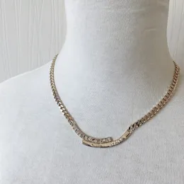 18K guldpläterad mässing kopparhalsband mode damdesigner dubbla bokstäver halsband Choker hänge kedja Kristallimitation pärlor Bröllopssmycken Tillbehör