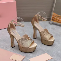Novas sandálias de plataforma com tira no tornozelo enfeitadas com cristais dourados, design em forma de U, saltos grossos, strass, salto alto, sandália de salto bloco, sapatos de grife de luxo para mulheres